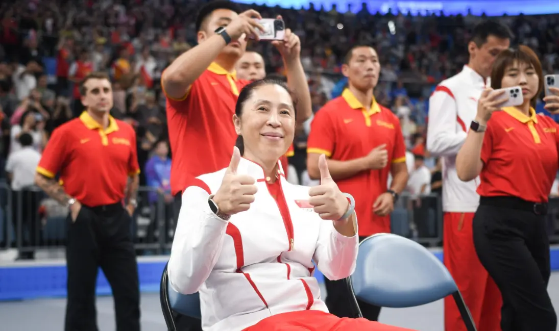 现在公众视, 她先后帮助, 阵容中