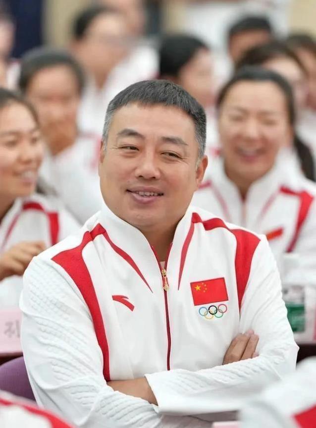 乒乓球场上, 有人拍到他 乒乓球场上, 有人拍到他